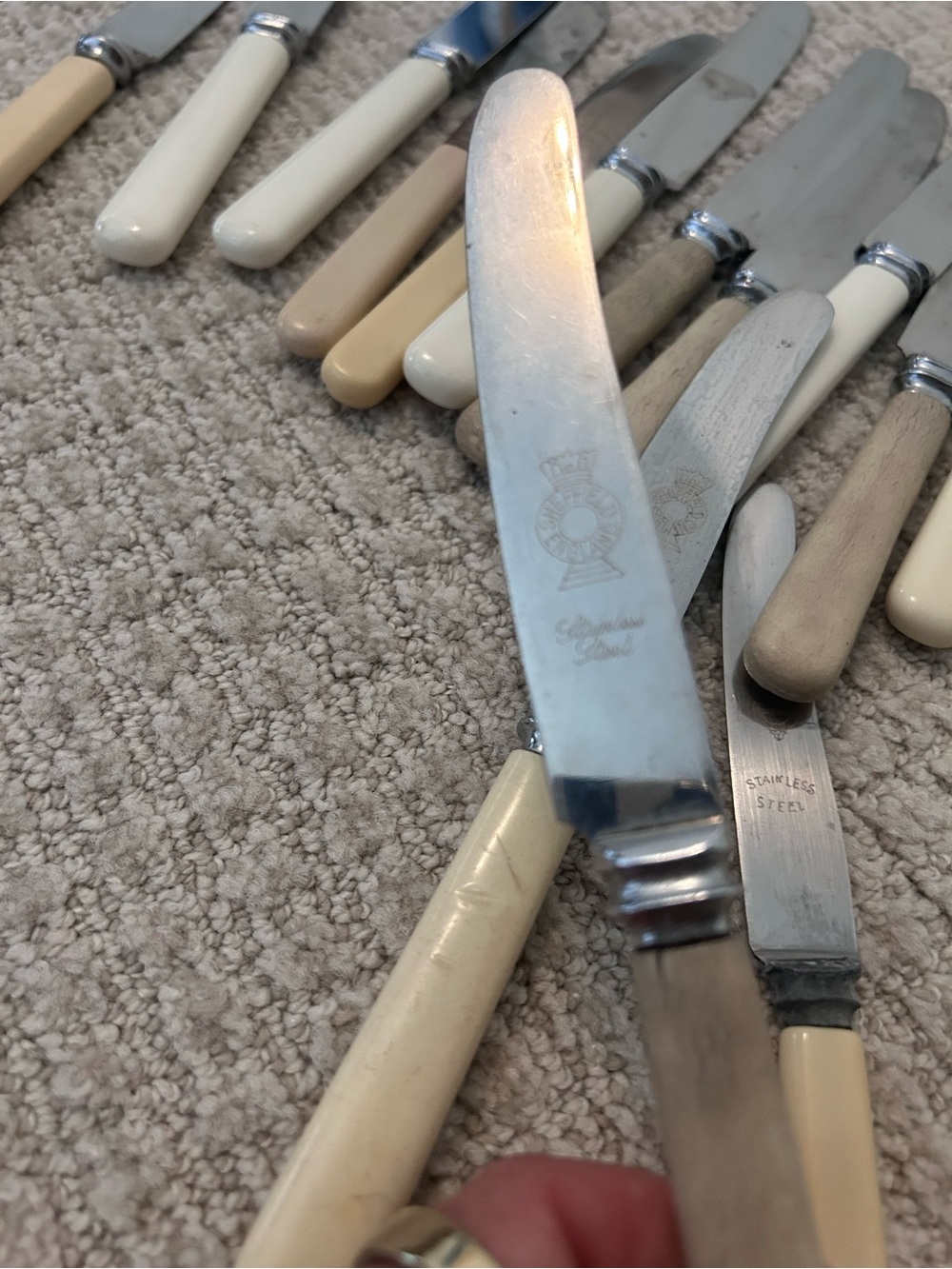 Vintage Lot of 22 Bakelite/Wood Handled Knives most Marked Sheffield England - Picture 4 of 4